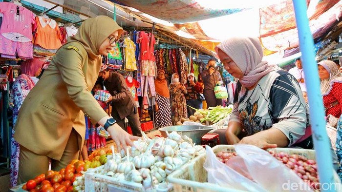 Bupati Ipuk belanja pada tanggal cantik di Pasar Muncar