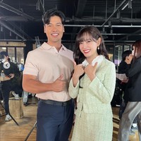 Sebaliknya Kim Sejeong juga mengunggah foto bersama Chicco Jerikho di akun Instagram pribadinya. Dalam foto tersebut, Chicco sudah terlihat seperti oppa-oppa Korea memakai polo shirt ketat. Foto: dok. Instagram @chicco.jerikho
