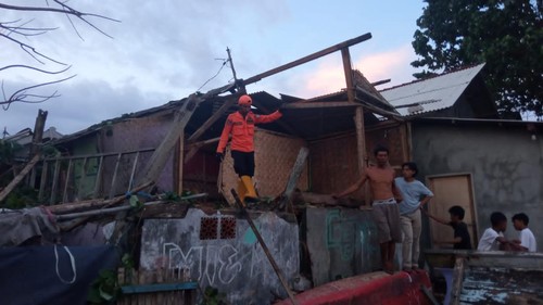 Dampak angin puting beliung yang terjadi di Lombok Timur pada Minggu sore (9/10/2022), meluas ke dua desa. Sebanyak 431 jiwa diminta mengungsi.