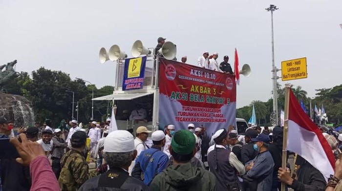 Demo massa di Patung Kuda, lalin ke Istana ditutup Senin (11/10/2022) sore ini.
