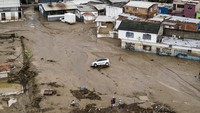 Sebuah mobil nyaris terbalik akibat diterjang banjir dan tanah longsor.