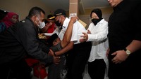 Seorang keluarga korban meninggal tragedi Kanjuruhan pingsan usai menerima bansos di Kantor Kecamatan Lowokwaru, Kota Malang, Jawa Timur, Senin (3/10/2022) lalu.