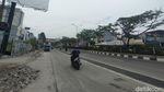 Penampakan Separator di Jalan Margonda Mulai Dibongkar