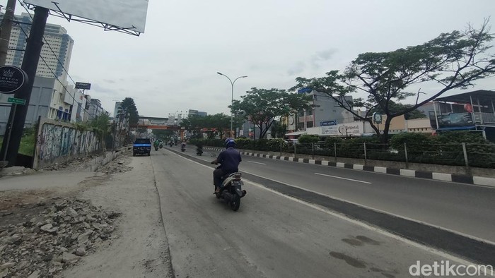 Dinas Pekerjaan Umum dan Penataan Ruang (PUPR) Depok mulai menata pedestrian di Jalan Margonda. Separator atau median jalan di Jalan Margonda ikut dibongkar. (Dwi Rahmawati/detikcom)