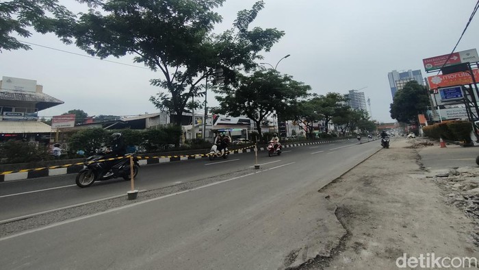 Dinas Pekerjaan Umum dan Penataan Ruang (PUPR) Depok mulai menata pedestrian di Jalan Margonda. Separator atau median jalan di Jalan Margonda ikut dibongkar. (Dwi Rahmawati/detikcom) Dinas Pekerjaan Umum dan Penataan Ruang (PUPR) Depok mulai menata pedestrian di Jalan Margonda. Separator atau median jalan di Jalan Margonda ikut dibongkar. (Dwi Rahmawati/detikcom)