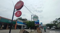Ada juga separator di Jalan Margonda yang belum dicabut. Separator ini mulai ramai dikritik setelah banyak insiden mobil tersangkut (Dwi Rahmawati/detikcom)