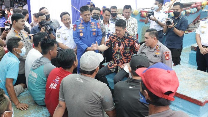 Ditpolairud Polda Metro Jaya beri pelatihan safety kepada nelayan pesisir pantai Jakarta.