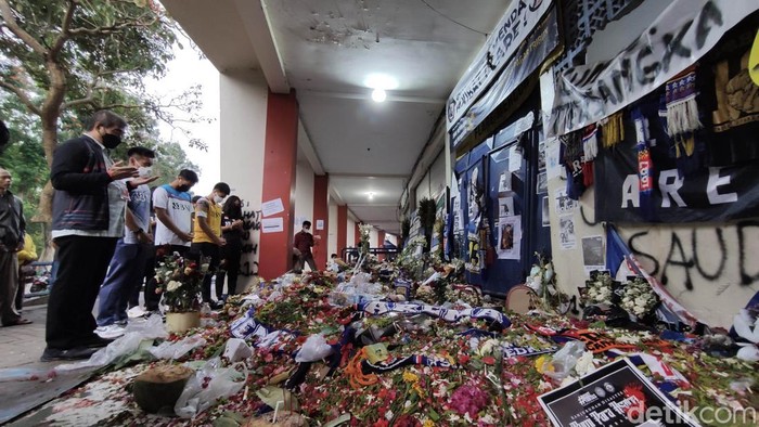 Doa bersama pebulutangkis dan PBSI di Stadion Kanjuruhan