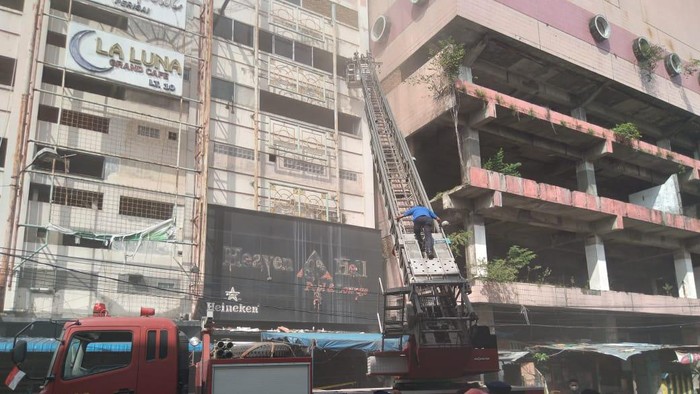 Gedung eks Perisai Plaza Medan terbakar. (Foto: Istimewa)