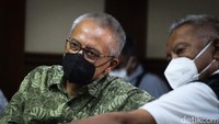 Hal-hal yang memberatkan vonis adalah perbuatan Adi tidak mendukung program pemerintah dalam upaya pemberantasan korupsi. Tak hanya itu, Adi juga tidak mengaku bersalah.