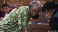 Adi dan pihak KPK sama-sama mempertimbangkan mengajukan banding dalam waktu tujuh hari. 