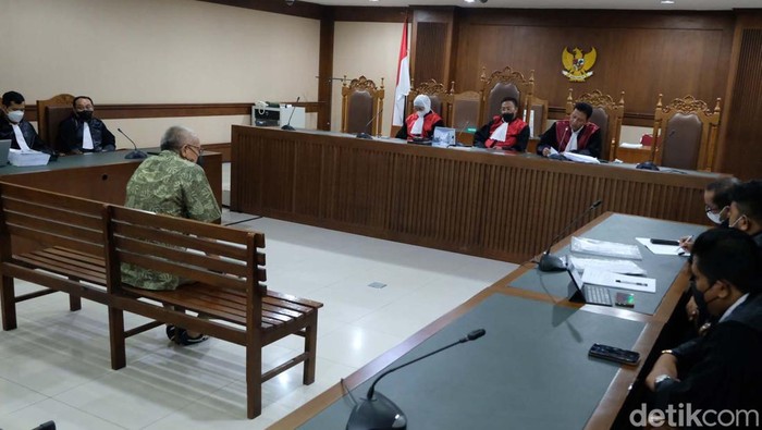 Ekspresi Eks Kadiv Waskita Karya Divonis 4 Tahun di Kasus Korupsi IPDN Mantan Kadiv PT Waskita Karya Adi Wibowo jalani sidang kasus korupsi pembangunan kampus IPDN di Gowa. Adi Wibowo divonis 4 tahun penjara.
