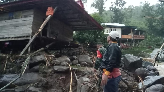5 Rumah warga di Kabupaten Enrekang, Sulawesi Selatan (Sulsel) tertimpa longsor dari tebing setinggi 20 meter.