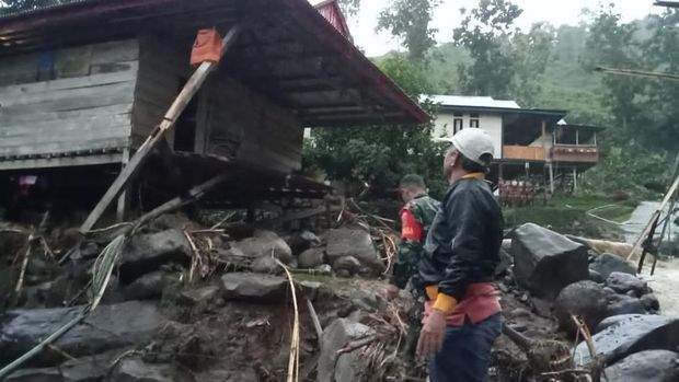 5 Rumah warga di Kabupaten Enrekang, Sulawesi Selatan (Sulsel) tertimpa longsor dari tebing setinggi 20 meter.