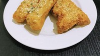 Di Krekot, Jakarta Pusat, ada tempat jajan cakwe legendaris. Namanya Cakwe Bok Cui Tung’s yang terkenal dengan tambahan saus cuka cabenya yang pedas enak. Kisaran harganya dari Rp 13.000. Foto: Instagram Shop/Pool