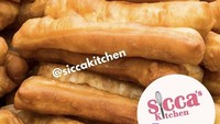 Di Sisca Kitchen yang berlokasi di Jakarta, penggemar cakwe bisa beli Cakwe Medan siap makan atau setengah matang buat ngemil di rumah. Dapur online menjual cakwe dengan harga berkisar Rp 15.000 saja. Foto: Instagram Shop/Pool