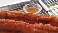 Bagi penggemar cakwe keknian dengan tambahan topping mayo atau cheese. Bisa mampir ke Cakwe Nyinyir di Meruya, Jakarta Barat. Di sini juga jual kue bantal isi cokelat dengan kisaran harga dari Rp 10.000 saja. Foto: Instagram Shop/Pool
