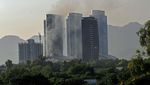 Foto-foto Gedung Pencakar Langit di Pakistan Terbakar