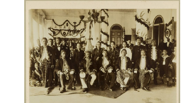 Foto Rombongan para Bupati Preanger bersama para istrinya V.l.n.r. zittend, de regent van Soekapura, Raden Toemenggoeng Wira Tanoeningrat; de regent van Garoet, Raden Adipati Ario Wiratanoedatar VIII; de regent van Soemedang, Pangeran Soeria Atmadja; de regent van Bandoeng Raden Adipati Ario Martanegara en, vermoedelijk, de regent van Tjiandjoer.Depicted: Wiratanoedatar VIII, R.A.A.; Wira Tanoe Ningrat, R.T.; Soeria Atmadja, P.; Martanegara, R.A.A.; Demang Wira Nata Koesoema, R.