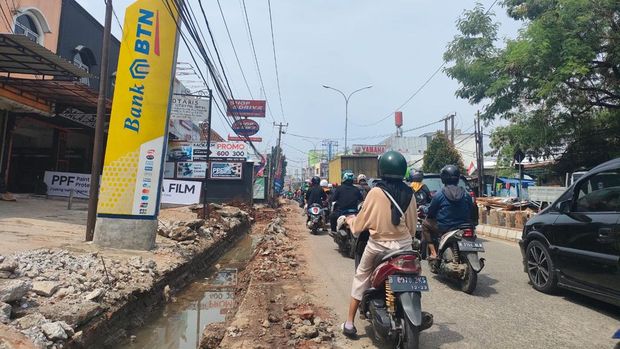 Galian proyek drainase di Jl Kartini, Depok, mengakibatkan kemacetan.