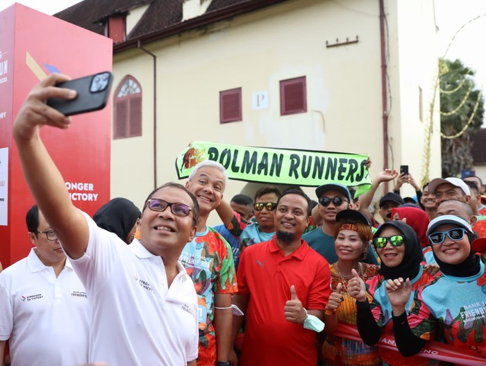 Gelaran Bank Jateng Friendship Run di Makassar, Sulawesi Selatan pada Minggu (9/10) diikuti ratusan pelari dari berbagai daerah. Sejumlah pejabat daerah ikut ambil bagian pada kegiatan tersebut.
