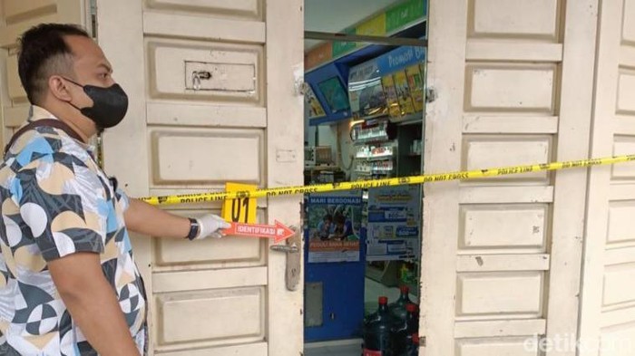Garis polisi dipasang di gerai Indomaret di Pekanbaru yang dirampok.