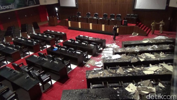 Atap gedung DPRD Sragen ambrol.