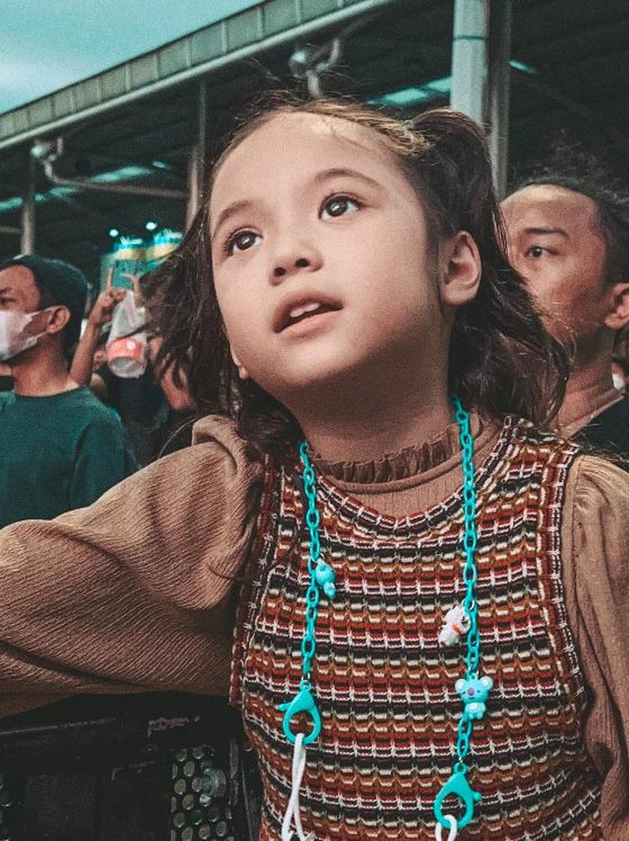 Gempita Gempita main layangan dengan Ardito Pramono.