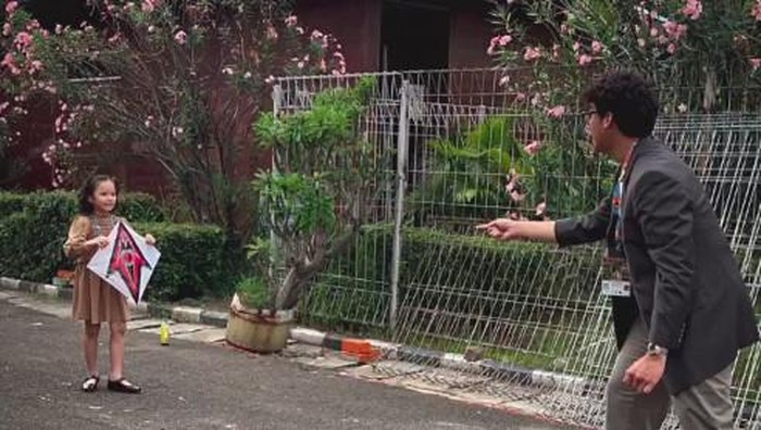 Gempita Gempita main layangan dengan Ardito Pramono.