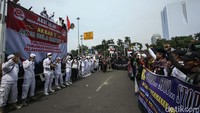 Massa tersebut menyerukan Tritura atau tiga tuntutan rakyat, seperti turunkan harga BBM, turunkan harga-harga, dan tegakkan supremasi hukum.