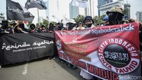 Selain itu massa juga menyuarakan agar Jokowi mundur sebagai Presiden.