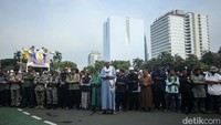 Seusai salat Ashar massa melanjutkan dengan salat gaib untuk korban tragedi Kanjuruhan.
