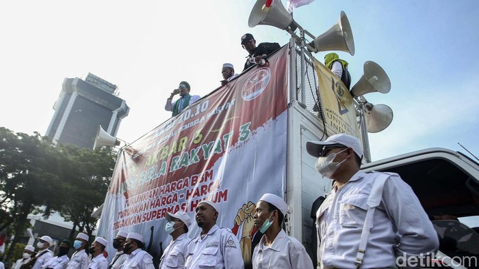 GNPR Salat Gaib dan Menyerukan Massa Gerakan Nasional Pembela Rakyat (GNPR) gelar aksi di Patung Kuda, Jakarta, Senin (10/10). Mereka juga melakukan salat gaib untuk korban tragedi Kanjuruhan.
