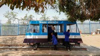 Siswa sekolah menengah teknik Soshanguve membersihkan kereta bertenaga surya yang mereka bangun, di kotapraja Soshanguve di pinggiran utara Pretoria, Selasa, (20/9/2022). Sekelompok remaja yang terdiri dari 20 siswa telah membuat kereta bertenaga surya pertama di Afrika Selatan.