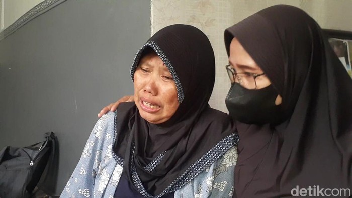 Ibu Novita Kurnia Putri, Nani Muldiani (kiri, tanpa masker) saat ditemui di rumah duka, Pudakpayung, Semarang, Senin (10/10/2022).