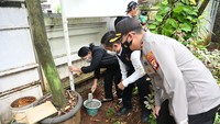 Kemudian, Kompol Aditya Bagus beserta tim dari Satgas Gakkum BLBI Bareskrim Polri, dengan Koordinator AKBP Yohannes Richard, juga dihadiri oleh Kombes Ikhlas Putro Wasono dari Polda Metro Jaya, WaKasat Intel Polres Jakarta Selatan, Kapolsek Kebayoran Lama Kompol Widya Agustiono, Kapolsek Cilandak Kompol Multazam Lisendra, dan aparat pemerintah setempat.