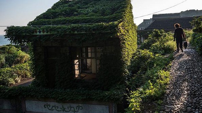Desa Houtouwan terletak di Kepulauan Shengshan di sebelah timur Kota Shanghai. Desa Houtouwan sudah ditempati penduduk sejak tahun 1950-an, yang mayoritas penduduknya bermatapencaharian sebagai petani dan nelayan.