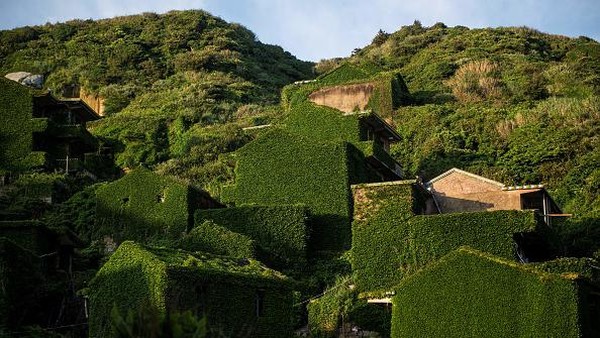 Di tahun 2015, warga China dihebohkan oleh penampakan Desa Houtouwan. Ada seorang fotografer di sana bernama Qing Jian, yang menelusuri tentang desa tersebut dan melihat panorama yang ngeri tapi juga cantik. (Johannes Eisele/AFP/Getty Images) Â Di tahun 2015, warga China dihebohkan oleh penampakan Desa Houtouwan. Ada seorang fotografer di sana bernama Qing Jian, yang menelusuri tentang desa tersebut dan melihat panorama yang ngeri tapi juga cantik. (Johannes Eisele/AFP/Getty Images) Â