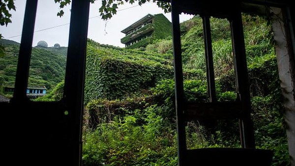 Meski tertutup lumut dan tumbuhan merambat, kesan terbengkalai dan tidak terawat justru sirna di Desa Houtouwan. Yang tampak justru keindahan dan nuansa hijau sejauh mata memandang. (Johannes Eisele/AFP/Getty Images) Â Meski tertutup lumut dan tumbuhan merambat, kesan terbengkalai dan tidak terawat justru sirna di Desa Houtouwan. Yang tampak justru keindahan dan nuansa hijau sejauh mata memandang. (Johannes Eisele/AFP/Getty Images) Â