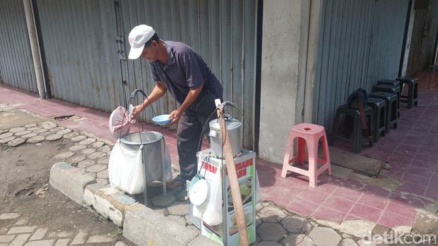 Jahid, penjual kembang tahu di Bandung