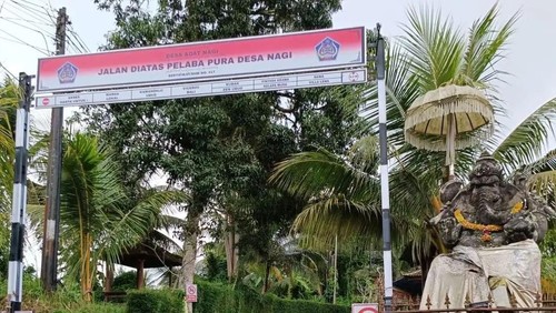 Gapura di jalan Desa Adat Nagi Gianyar, Bali.