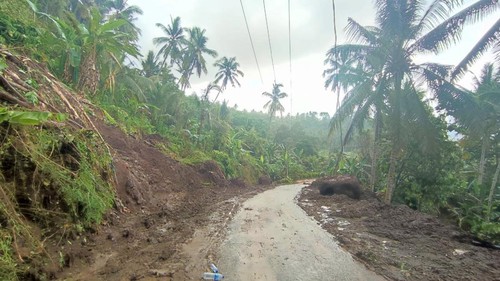 Jalan longsor di Desa Yehembang Kangin, Mendoyo, Jembrana, Bali sudah dibersihkan dan kembali normal.