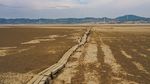 Jembatan Batu Berusia 400 Tahun Muncul di Tengah Danau Kering China