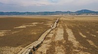 Kemunculan jembatan batu granit berusia 400 tahun ini membawa pertanda iklim yang memprihatinkan.  