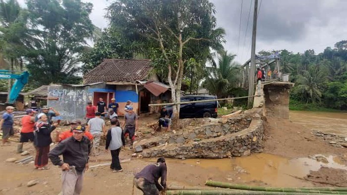 Jembatan Cimandur di Kecamatan Bayah, Lebak, Banten terputus akibat diterjang banjir membuat aktivitas warga terhambat. Jembatan darurat tengah dibangun. (dok Istimewa)