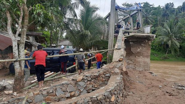 Jembatan Cimandur di Kecamatan Bayah, Lebak, Banten terputus akibat diterjang banjir membuat aktivitas warga terhambat. Jembatan darurat tengah dibangun. (dok Istimewa)