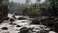Sebuah jembatan penghubung Desa Pekuncen dan Glempang putus terbawa arus.  