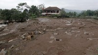 Area persawahan warga rusak akibat diterjang banjir bandang di Desa Pekuncen, Pekuncen, Banyumas, Jateng, Senin (10/10/2022). Cuaca ekstrem yang menyebabkan curah hujan tinggi selama beberapa hari terakhir menyebabkan longsor di 77 titik dan banjir di 23 titik pada sejumlah wilayah yang tersebar di Kabupaten Banyumas.  