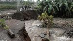 Jembatan di Banyumas Ambruk Tergerus Banjir