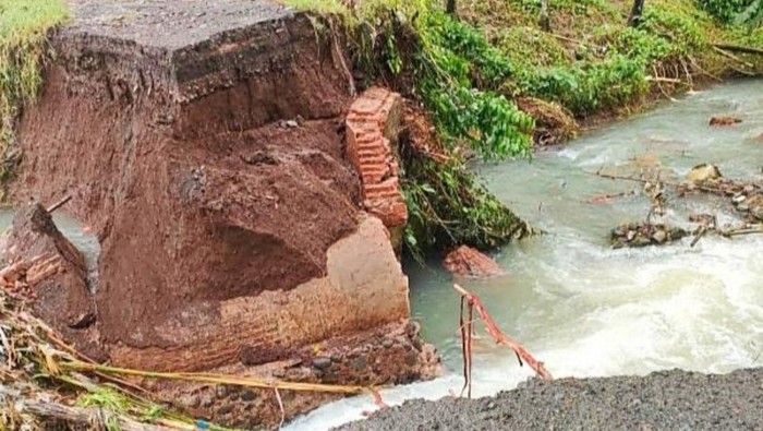Jembatan di Kecamatan Glenmore Banyuwangi Putus Diterjang Banjir